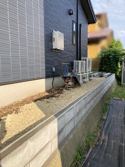 滝沢市の現場です。土留めブロック積みが終わり、これから防草シート敷き、建物周りの砕石敷きへと進みます。